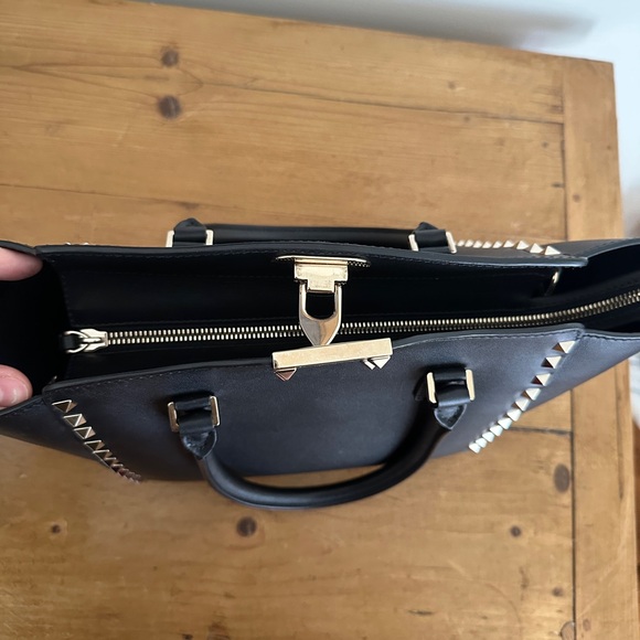 VALENTINO GARAVANI
Vitello Small Rockstud Double Handle Tote Black - Picture 4 of 6